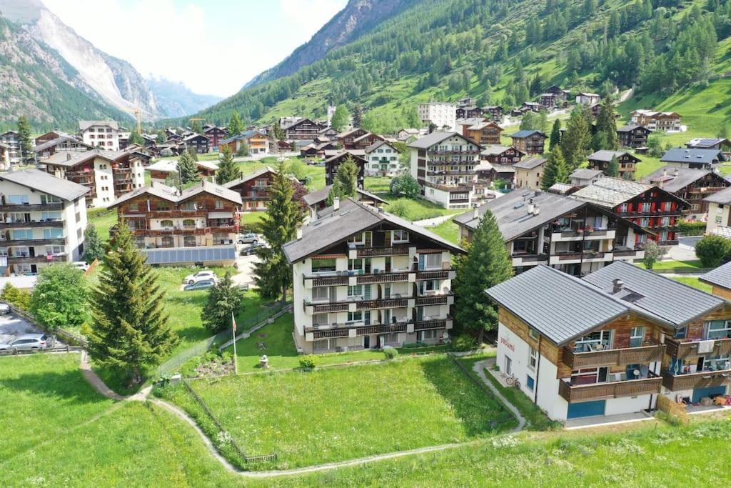 Alpine Retreat 4 Person Apartment Near Zermatt With Parking! Täsch Exteriör bild